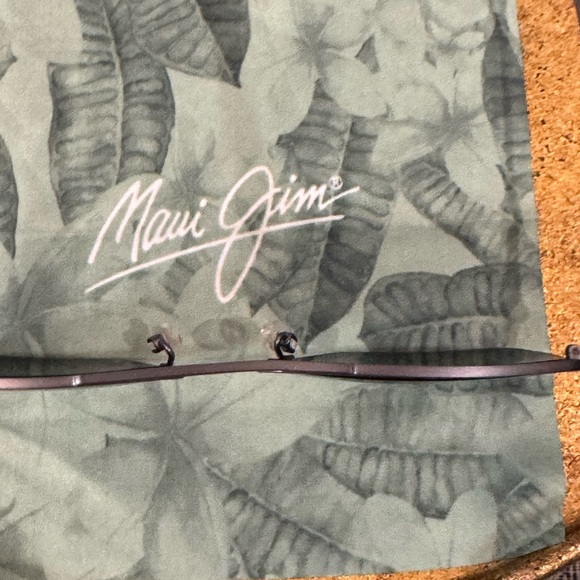 Maui Jim Polarized “Beaches” Aviator Sunglasses in Titanium - Picture 4 of 7